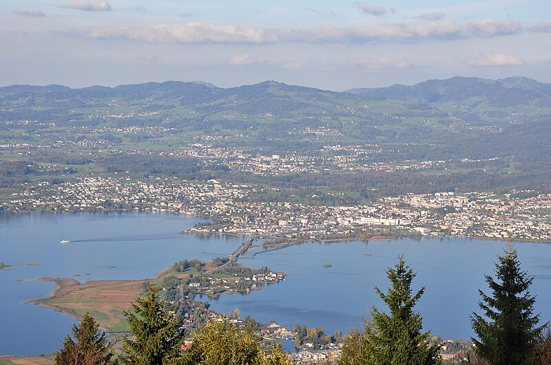 File:Rapperswil-Jona - Zürichsee - Seedamm - Obersee - Bachtel (Zürcher Oberland) 2010-10-21 16-36-54.JPG