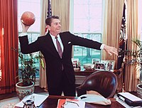 Prezident Ronald Reagan s fotbalovým míčem v Oválné pracovně