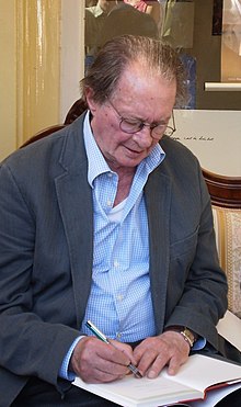 Campert signing a book at a poetry event celebrating his 80th birthday