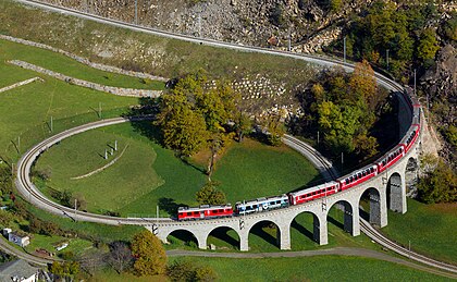 Um trem local atravessando o viaduto em espiral perto de Brusio, Suíça (definição 5 263 × 3 249)