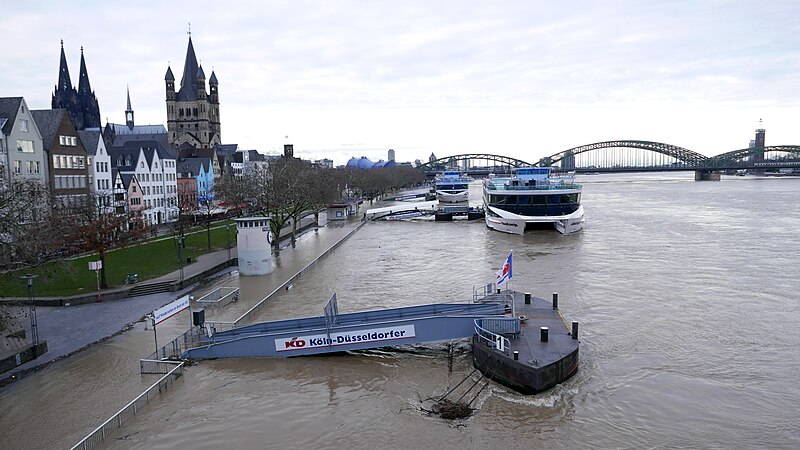 File:Rheinhochwasser 2018 in Köln Altstadtufer 2.jpg