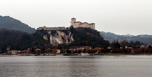 La forteresse Borromée d'Angera (it) sur la rive lombarde du lac Majeur vue depuis Arona.