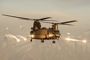 Un CH-47 Chinook de la Royal Air Force tirant des contre-mesures en Afghanistan. (définition réelle 3 600 × 2 400)
