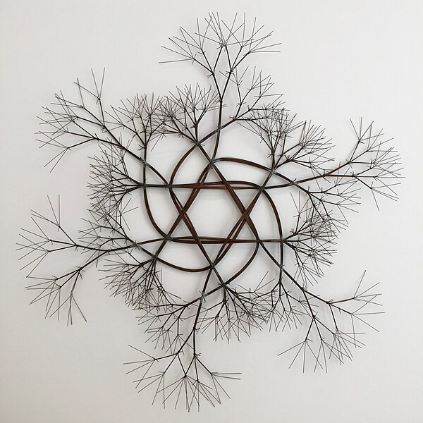 File:Ruth Asawa, Untitled (S.383, Wall-Mounted Tied Wire, Open-Center, Six-Pointed Star, with Six Branches), c. 1967.jpg