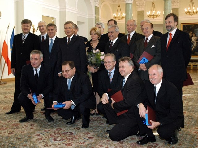 The assembled cabinet of Prime Minister Marek Belka (middle row, second from left) with President Aleksander Kwaśniewski (middle row, third from left)