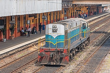 Locomotiva diesel-elétrica M4 do Departamento de Ferrovias do Sri Lanka na estação Maradana em Colombo, Sri Lanka. A M4 é uma classe de locomotiva fabricada no Canadá pela Montreal Locomotive Works. Quatorze dos modelos MX-620 dos fabricantes foram importados em 1975. Esta foi a locomotiva mais longa das Ferrovias do Sri Lanka anteriormente. Todas as unidades continuam operacionais. Em operação regular, elas não são usadas ​​além do entroncamento ferroviário de Polgahawela na linha principal e não são usadas ​​na seção montanhosa. Elas costumavam operar na linha principal completa regularmente até a década anterior. (definição 6 438 × 4 292)