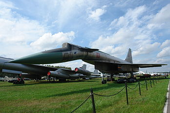 Soukhoï T-4 no 101 exposé au Central Air Force Museum à Monino. Cet apareil est le seul T-4 à avoir volé. Il fit son premier vol le 22 août 1972 et cessa de voler en 1982. Tois autres avions, no 102, no 103 et no 104, avaient été construits mais ils ne volèrent jamais et furent ferraillés. (définition réelle 3 888 × 2 592)