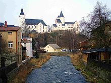 Schloss und Kirche auf Felsriegel über dem Schwarzwasser