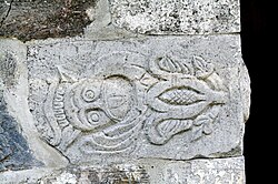 Màscara de diable i motius vegetals (1150-1180) en una petita església rural noruega