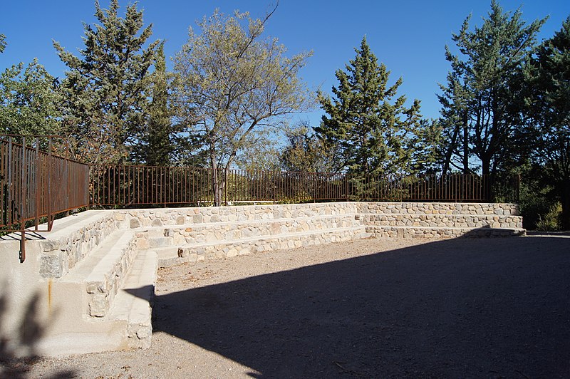 File:Salle tilleul castelnou gradins.jpg