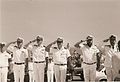 בן שושן וקציני חיל הים חולקים כבוד בקבר החיל המצרי האלמוני, במסגרת ארוח שייטת ספינות הטילים על ידי הצי המצרי באלכסנדריה, מאי 1980.