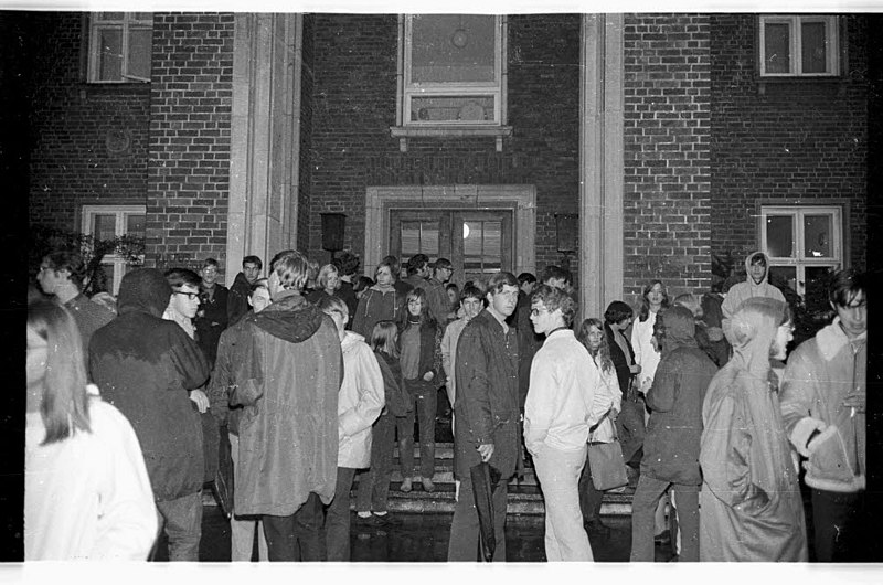 File:Schülerdemonstration gegen den Verweis zweier Schüler von der Gelehrtenschule (Kiel 21.596).jpg