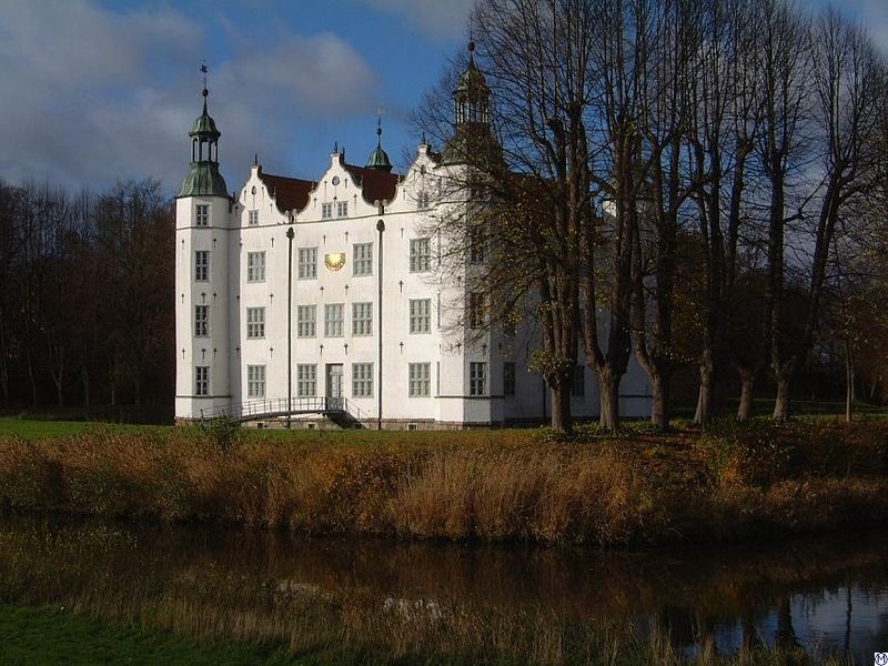 File:Schloss.Ahrensburg.wmt.jpg