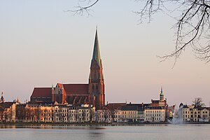 Schwerin: Geografie, Geschichte, Bevölkerung