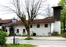 Schöpfungskirche zijaanzicht met ingang (rechteraanzicht torenzijde)