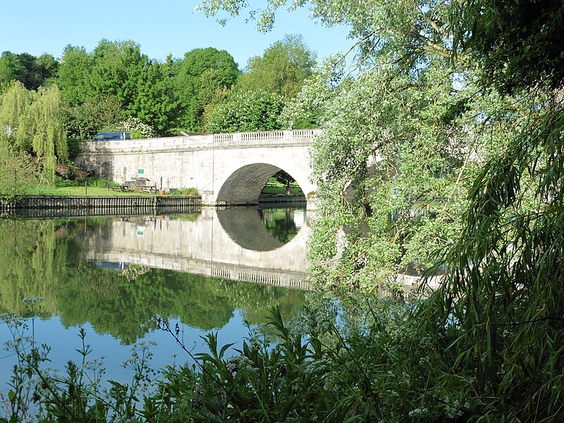 File:Shillingford Bridge from the Thames Path National Trail - geograph.org.uk - 5890748.jpg