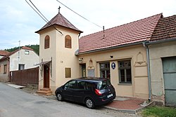 Skalička, obecní úřad s kaplí (9058).jpg