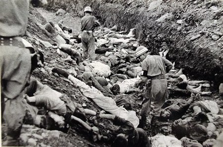 Tập_tin:South_Korean_soldiers_walk_among_dead_political_prisoners,_Taejon,_South_Korea.jpg