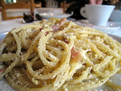Spaghetti alla carbonara : guanciale, œufs, fromage de brebis et poivre.