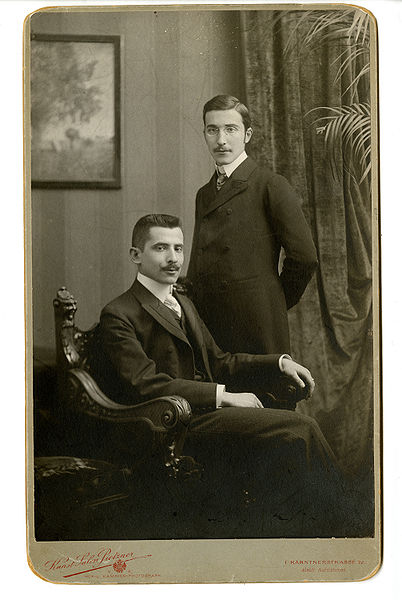 Stefan Zweig (standing) in Vienna with his brother Alfred (1879–1977), c. 1900