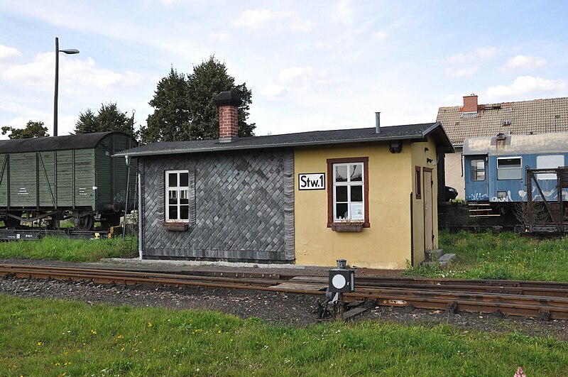 File:Stellwerk 1, Bahnhof Mügeln.jpg