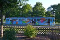 Deutsch: Triebwagen der Schöneiche-Rüdersdorfer Straßenbahn an der Haltestelle Grätzwalde in Schöneiche bei Berlin mit Radio-Teddy-Werbung.