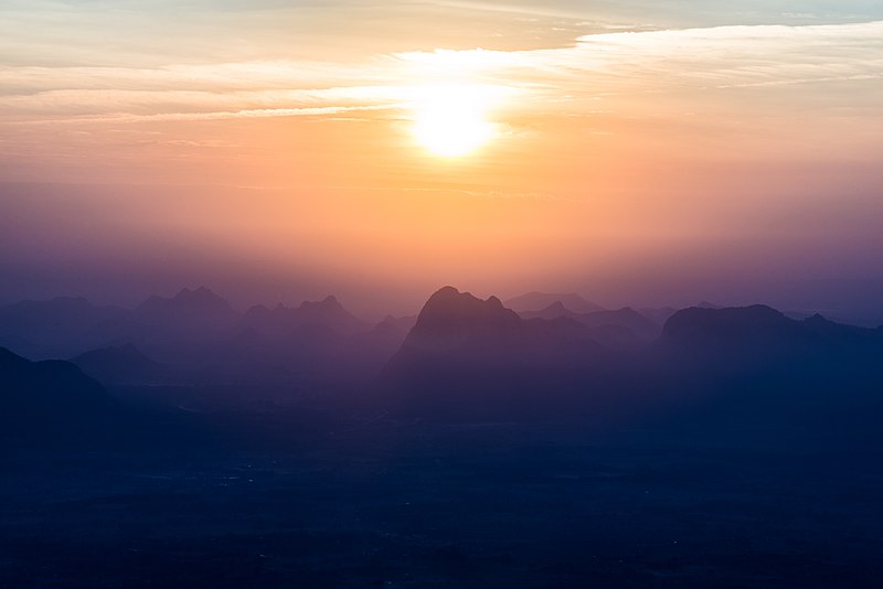 File:Sun rise at Nok Aen Cliff-2 ,Phu Kradueng National Park.jpg