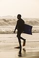 Surfista ingresando al mar, Playa Bahía Blanca, Pachacutec - Ventanilla, Callao