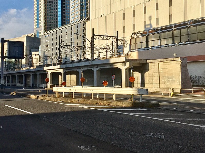 File:Tōkyū Tōyoko Line's waste trace Promenade (Yokohama Station - Sakuragichō Station) 01b.jpg