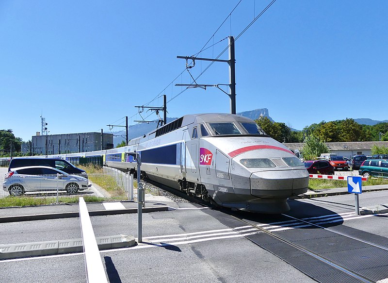 800px-TGV_Paris-Milan_sur_le_raccordemen