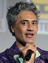 El escritor y director Taika Waititi en la Convención Internacional de Cómics de San Diego de 2019.