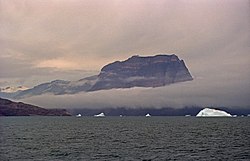 Hora Ďáblův hrad (Teufelsschloss) nad fjordem Františka Josefa