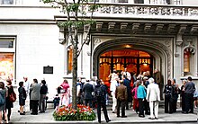 Sekelompok orang berkumpul di luar Museum Yahudi di New York selama tahun 2011 Museum Mile Festival.