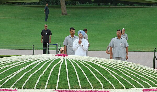 Image: The Prime Minister, Dr. Manmohan Singh paying tributes at the Samadhi of former Prime Minister, Pandit Jawaharlal Nehru on his 43rd death anniv