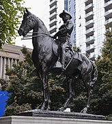 Theodore Roosevelt Statue auf Parkblöcken, Portland - cropped.jpg