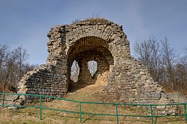 Ruine au sommet du Salbert (près de Belfort) : mappage tonal réaliste d'une image HDR.