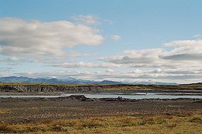 Die Þjórsárivier met die gletsers Tindfjallajökull en Eyjafjallajökull in die agtergrond.