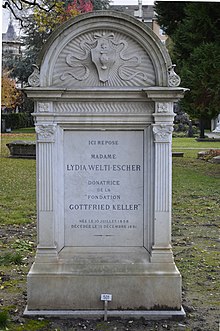 Grabstein von Lydia Welti-Escher, Inschrift: Ici repose Madame Lydia Welt-Escher, Donatrice de la Fondation Gottfried Keller, né le 10 julliet 1858, décédée le 12 décembre 1891, Farbfotografie, Hochformat
