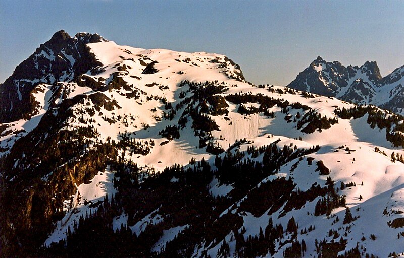 File:Tomyhoi Peak and Canadian Border Peak.jpg