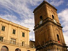 Torre campanaria e municipio. Sulla torre campanaria si trova la Squilla, e ogni giorno da qui con un colpo di cannone a salve si segnala il mezzogiorno.