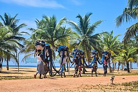 Transport des filets de pêche.