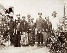 Javanese Surinamese in Suriname, between 1890 and 1900 Tropenmuseum Royal Tropical Institute Objectnumber 60012351 Portret van een groep Javaanse immigr.jpg