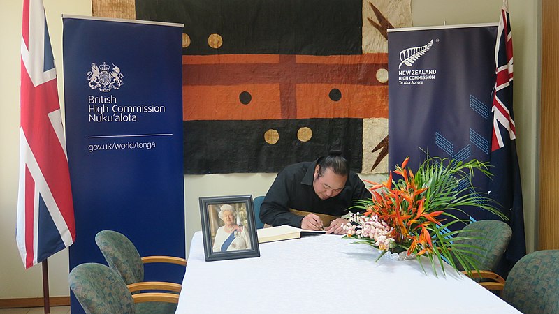 File:Tupoutoa Ulukalala signs condolence book Sep 2022.jpg