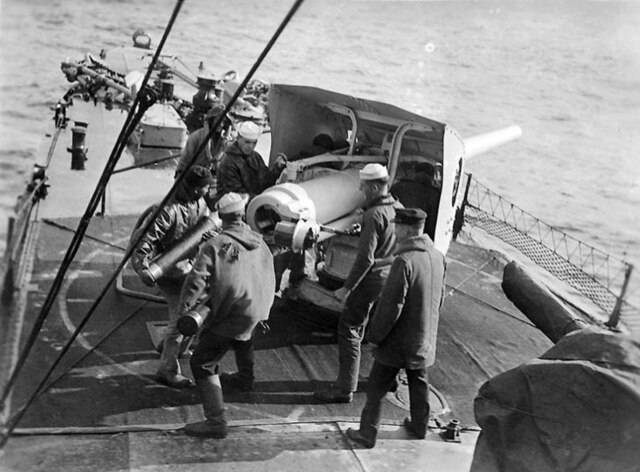 A 4-inch gun aboard the destroyer Little, the type carried by the Ashevilles