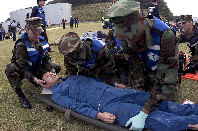 File:US Navy 071116-N-1251W-005 Hospital corpsmen assigned to the Special Medical Operations Response Team at U.S. Naval Hospital (USNH) Yokosuka, treat a simulated victim during a bilateral earthquake response drill.jpg