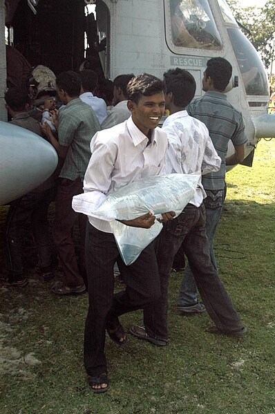 File:US Navy 071128-N-7955L-043 A Bangladesh citizen leaves the side of a U.S. Marine Corps CH-53.jpg