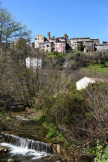 Vue du village arrosé par le ruisseau de Macinajo.