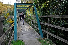 Twee fietsers op een brug in Bescanó.