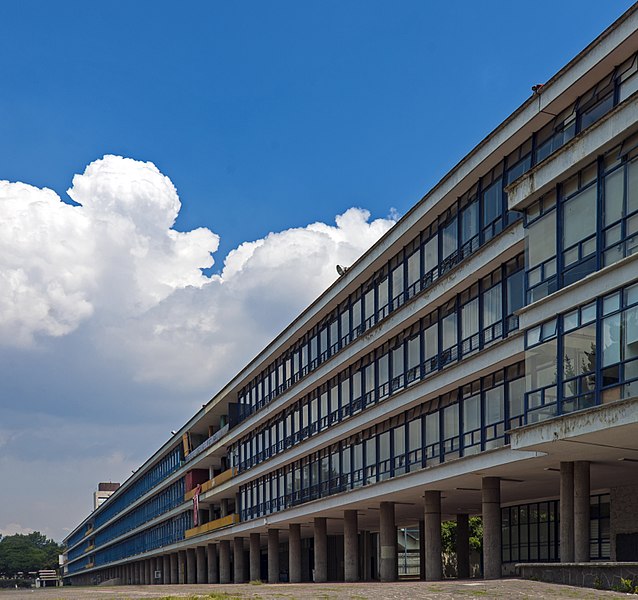 File:View along facade of science building, UNAM.jpg