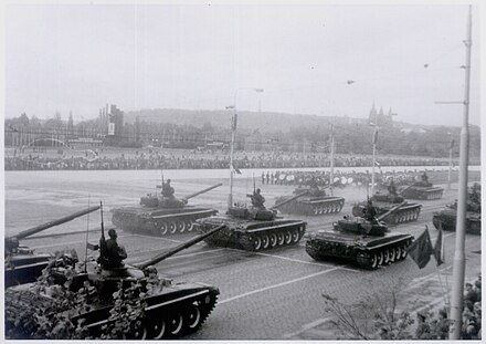 Chars T-72 de l'Armée populaire tchécoslovaque lors d'une parade militaire à Prague le Jour de la Victoire, 9 mai 1985.